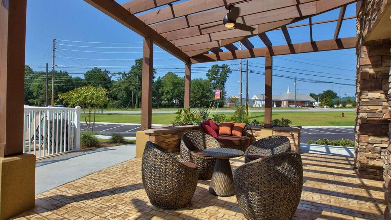 Dothan East Inn & Suites