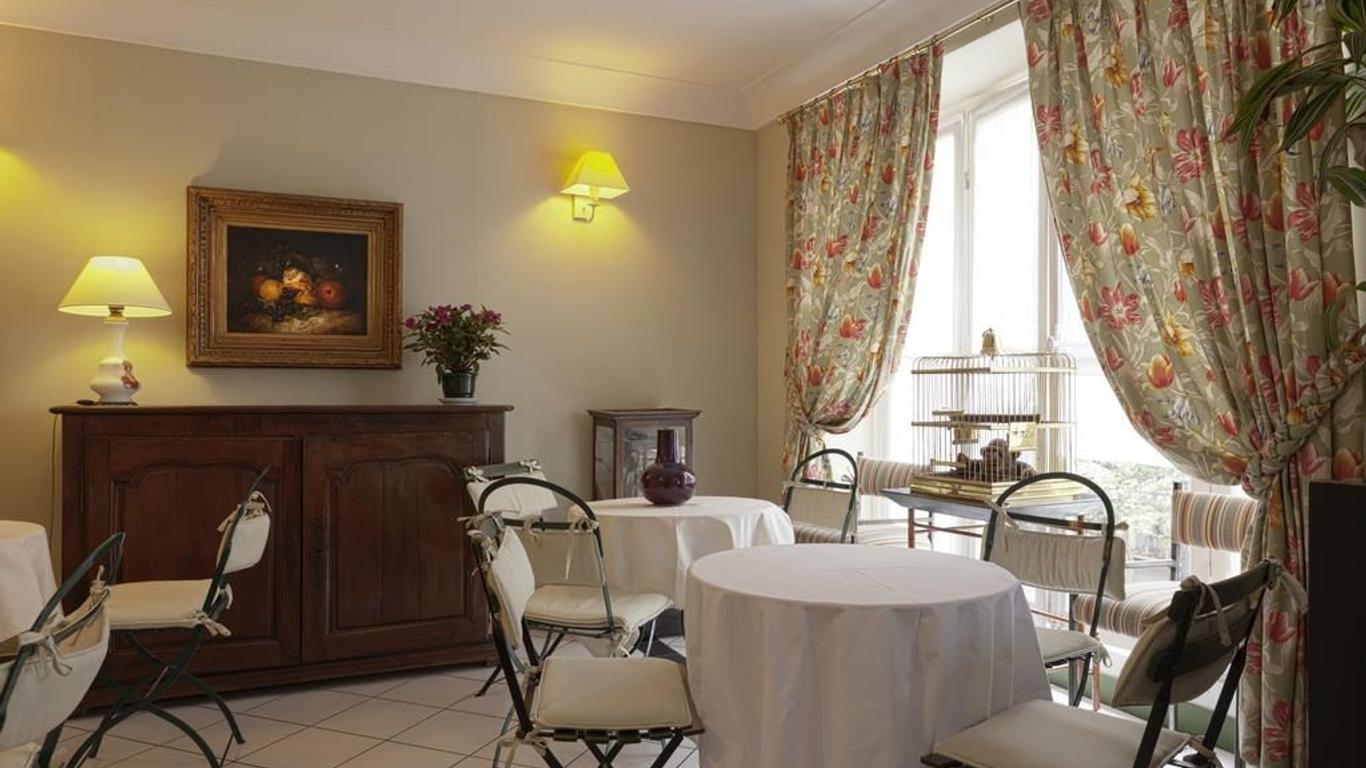 Agora Hotel