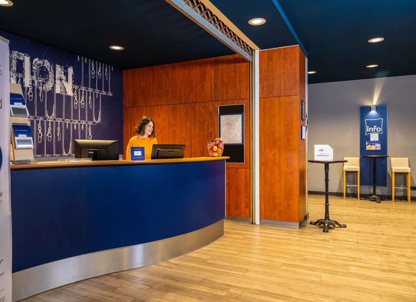 Front desk Photo