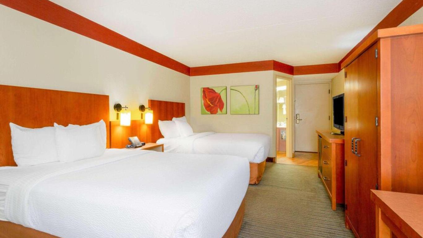 Clt Airport Inn & Suites