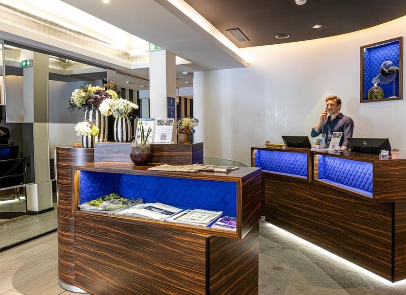 Front desk Photo