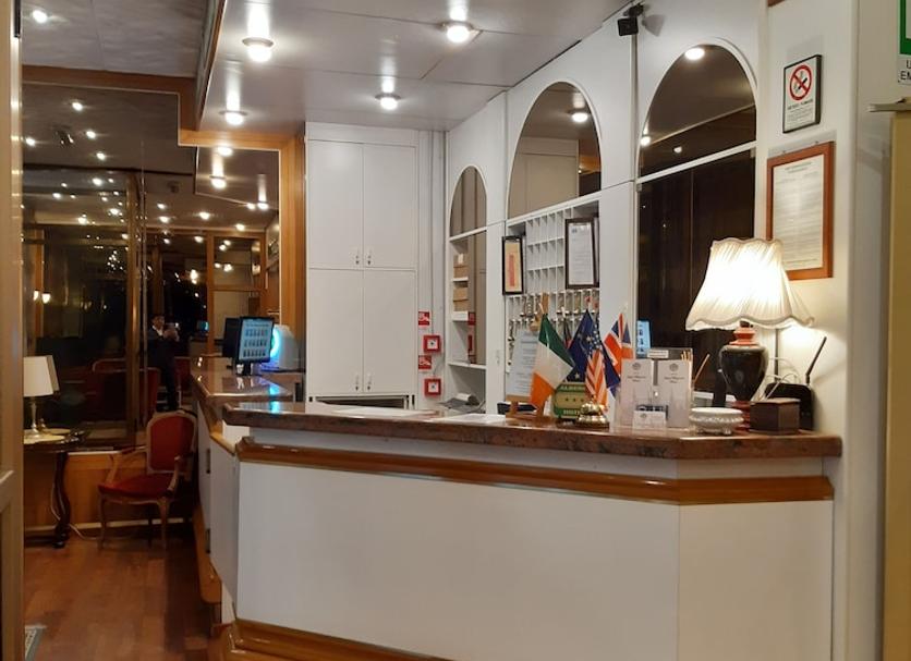 Front desk Photo