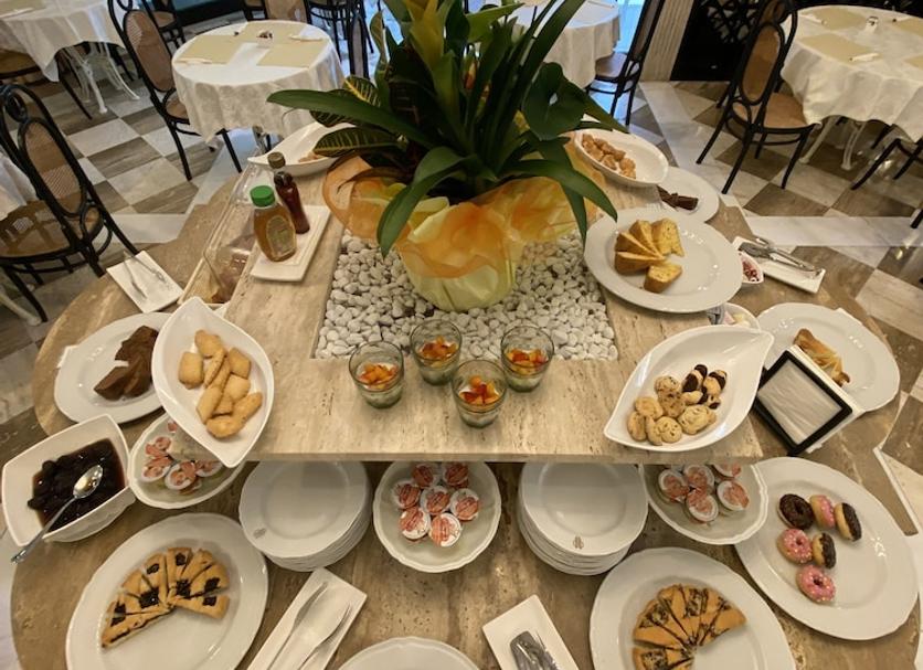 Buffet Photo