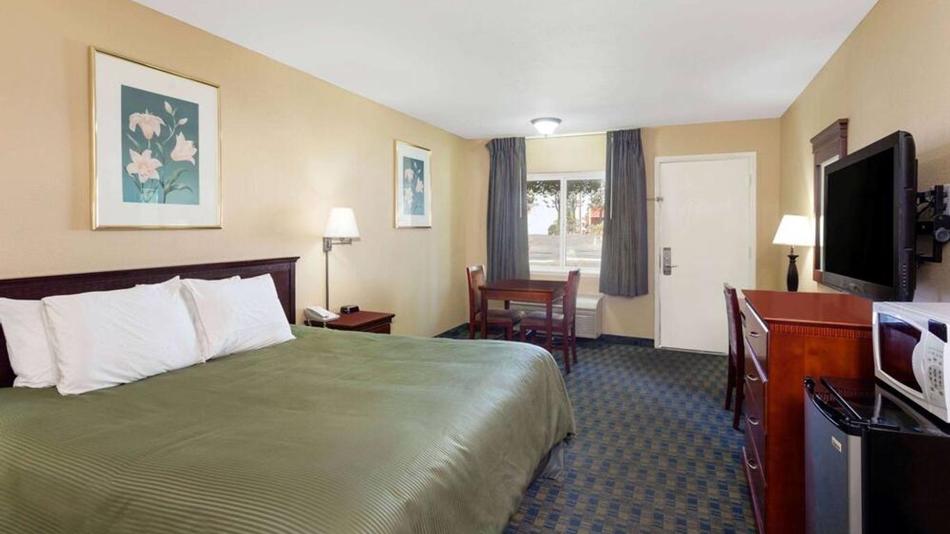 Travelodge by Wyndham Orange County Airport/ Costa Mesa